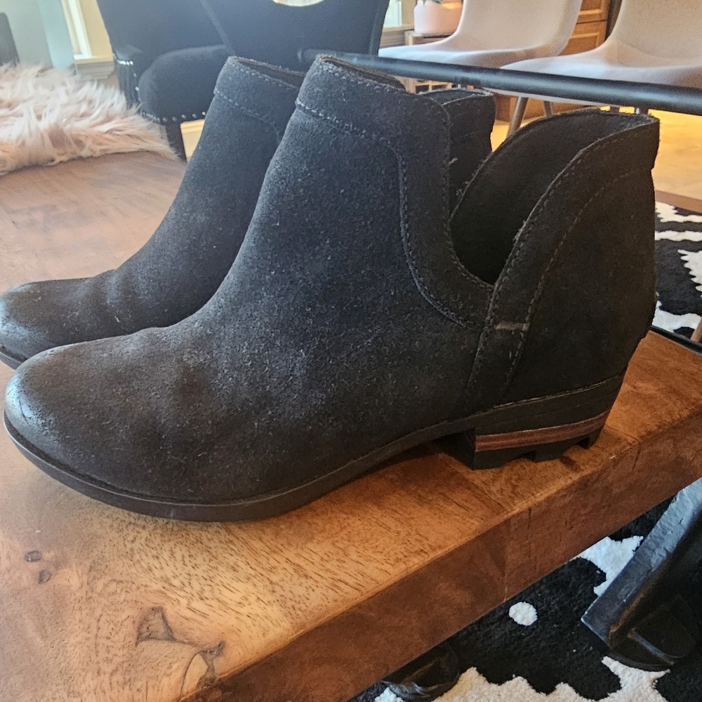 Womens black sorel booties. Size 8.5.